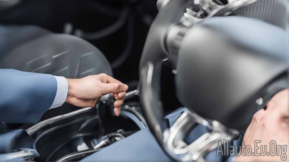 The Pros and Cons of Driving a Manual vs. Automatic Auto